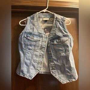 Universal Thread medium wash Jean vest. Women’s XS extra small. Button up denim